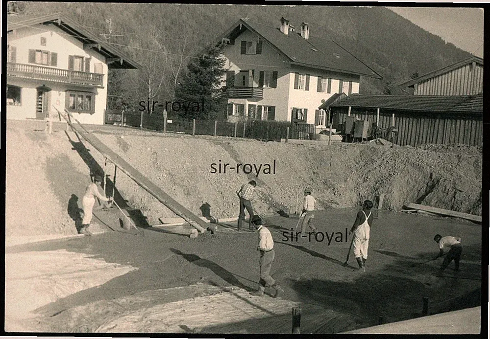 Beton Fundament für den Keller wird gegossen - Baustelle - 1970er - Foto 13x9cm